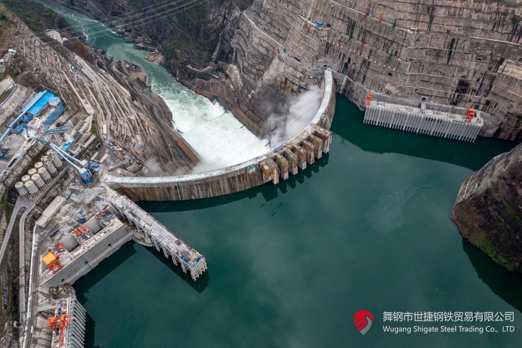 10月24日下午，白鶴灘水電站右岸地下廠房最后一倉封頂混凝土澆筑完成，標(biāo)志著世界在建最大水電站地下廠房全線封頂。在該工程建設(shè)中，河鋼集團舞鋼公司累計生產(chǎn)供應(yīng)Q500、Q345C/B、SX780等數(shù)個新品種鋼板4500噸，主要用于水電站水輪機座環(huán)、發(fā)電機頂蓋、控制環(huán)、壓力鋼管制造，大大加速了大型發(fā)電機組用鋼國產(chǎn)化進程。    據(jù)介紹，白鶴灘水電站位于四川省涼山州和云南省昭通市交界處，是世界在建規(guī)模最大的水電工程，裝機總?cè)萘?600萬千瓦，其左右岸地下廠房內(nèi)分別布置8臺具有完全自主知識產(chǎn)權(quán)的單機容量達100萬千瓦的水輪發(fā)電機組，單機容量位居世界第一。10月24日下午，白鶴灘水電站成功蓄水至825米高程，首次達到正常水位，大壩將接受高水位全面檢驗。    該工程的規(guī)模天然決定了其施工難度極高，復(fù)雜的地形地質(zhì)條件和技術(shù)指標(biāo)等因素也給施工帶來了巨大挑戰(zhàn)。因此在電站建設(shè)材料及關(guān)鍵部位用鋼的選擇上，客戶慎之又慎，對焊接性能、韌性、強度等均有著極為嚴(yán)苛的技術(shù)要求。舞鋼公司憑借強大的質(zhì)量品牌優(yōu)勢和雄厚的技術(shù)實力成功中標(biāo)——數(shù)百噸“舞鋼牌”高技術(shù)含量的大厚度高級別水電鋼板用于制造世界單機容量最大的巨型水輪發(fā)電機組的座環(huán)。    隨后，舞鋼公司為白鶴灘水電站定制研發(fā)265mm厚的SXQ500D-Z35鋼板，并進一步制作加工件。公司科技部高強鋼研究所針對該鋼的生產(chǎn)重點和難點，提前制定措施，并在冶煉、制坯等關(guān)鍵環(huán)節(jié)派人進行跟蹤、協(xié)調(diào)。在科技、設(shè)備、生產(chǎn)人員的共同努力下，該批鋼板最終順利生產(chǎn)完畢。鋼板及試樣經(jīng)公司、客戶和第三方檢驗機構(gòu)檢驗合格后，在三和盛機建公司完成切割深加工。    交付客戶后，該鋼憑著焊接性能好、力學(xué)結(jié)構(gòu)良好、低溫沖擊韌性強等優(yōu)點，承受住了巨大的水壓力和沖擊負(fù)荷，再次贏得設(shè)備制造方的高度評價。（舞鋼市委宣傳部 楊德坤 張培軍）